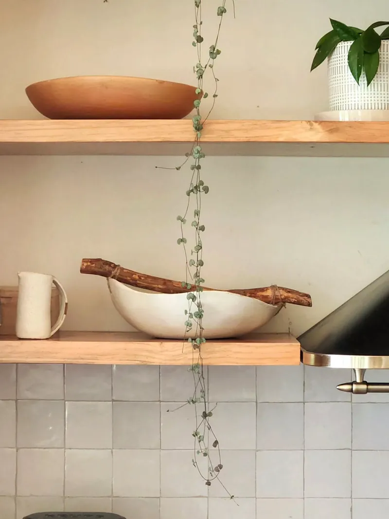 Piezas de gres de Matico en una repisa de cocina