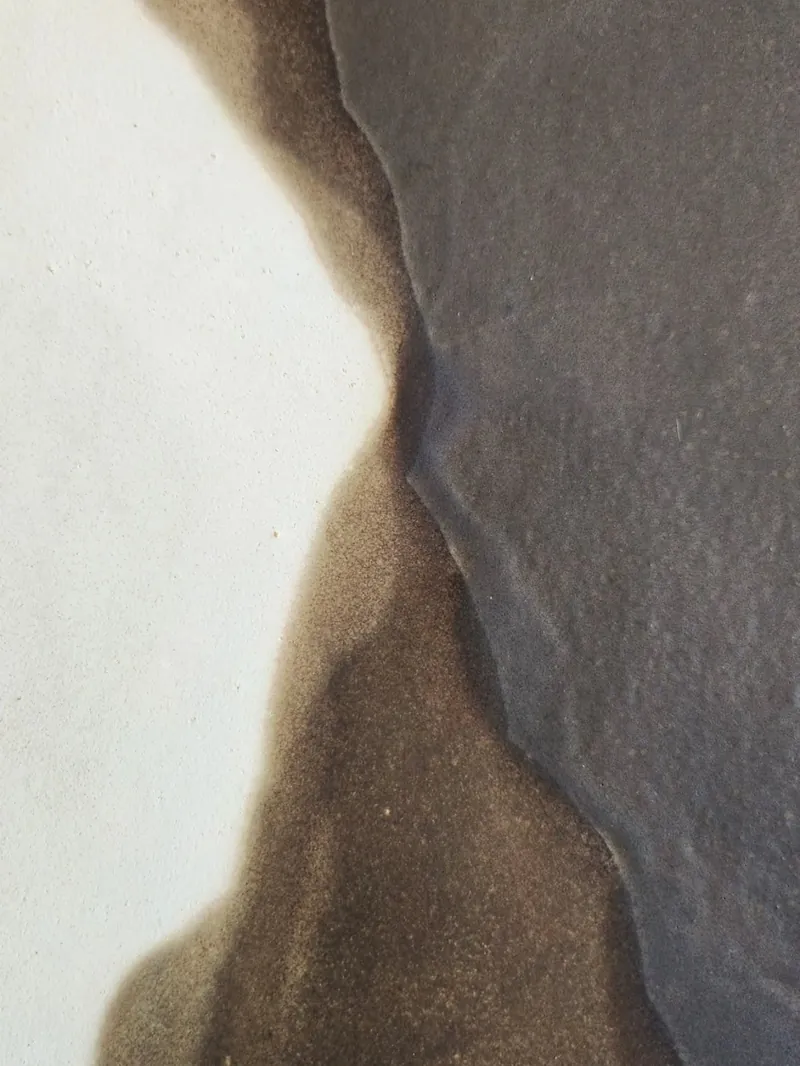 Detalle del gres: esmalte gris sobre la arcilla cruda